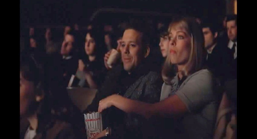 La fameuse scène du popcorn piégé. Diner, de Barry Levinson (1982) avec Mickey Rourke et Kathryn Dowling. (c) MGM